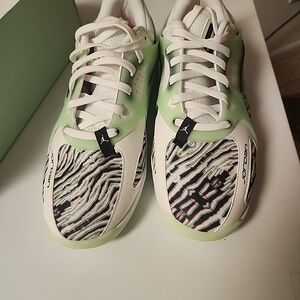 Jordan Heir Sneakers in Black and Vapor Green